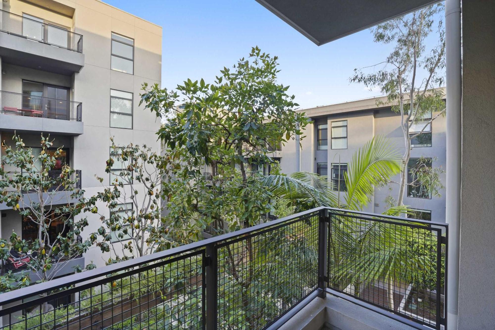 Hollywood Haven Luxury 2br With Hot Tub Balcony Los Angeles