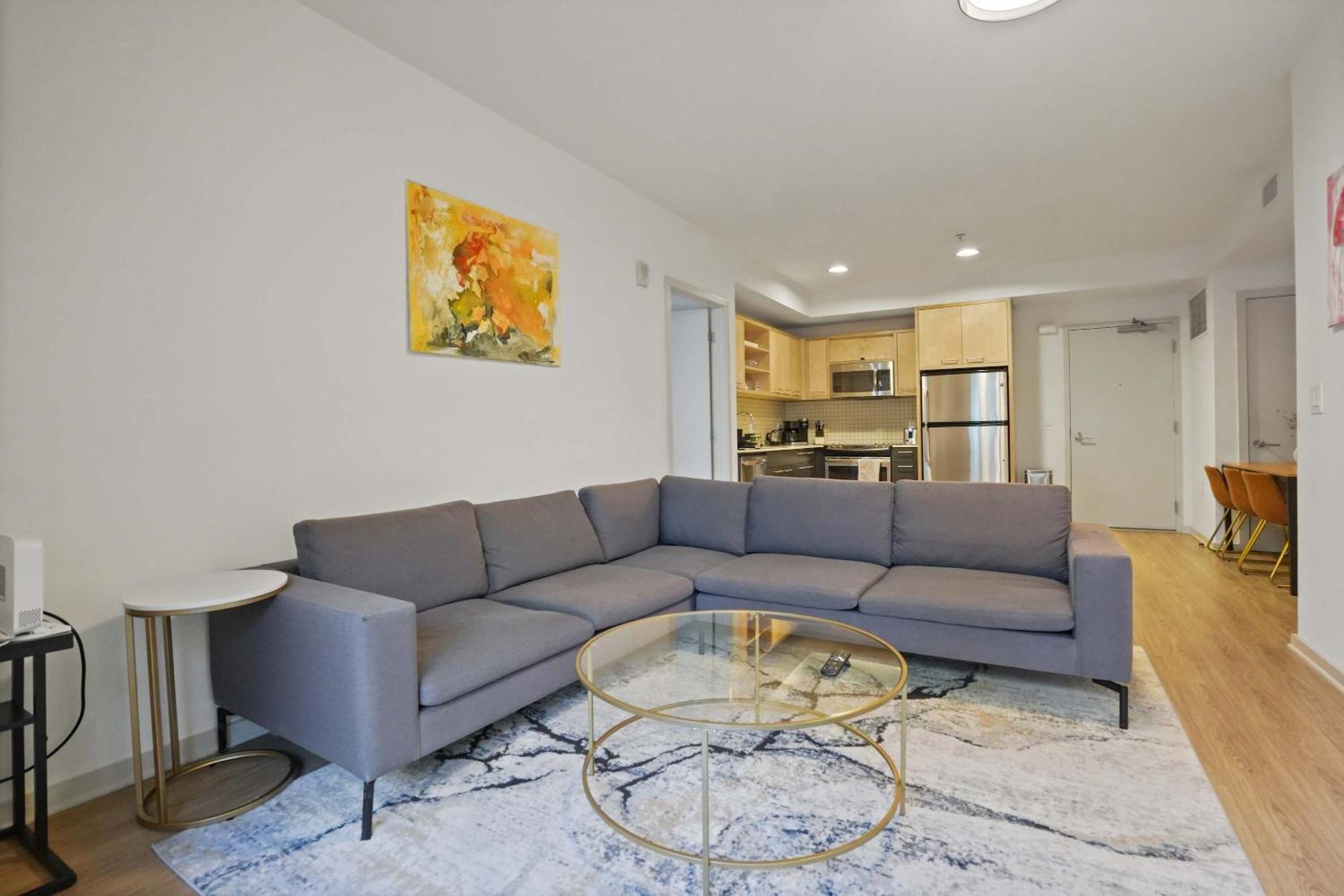 Hollywood Haven Luxury 2br With Hot Tub Balcony Apartment