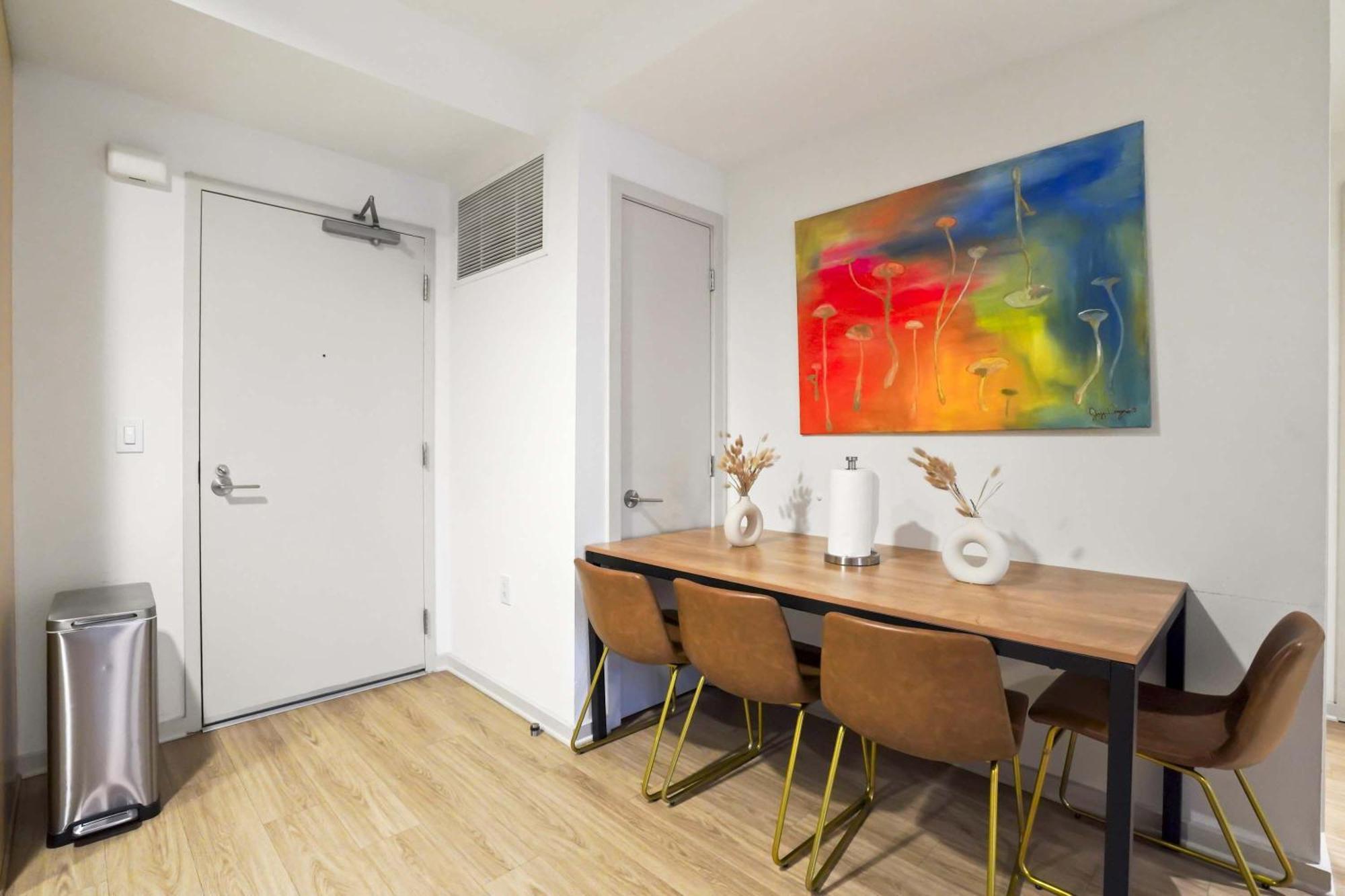 Hollywood Haven Luxury 2br With Hot Tub Balcony Apartment